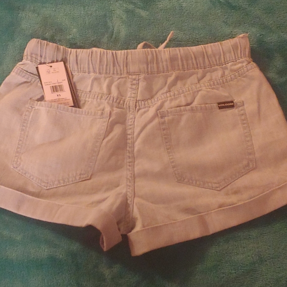 ❤︎ VOLCOM ❤︎ Sunday Strut Shorts - Picture 3 of 5